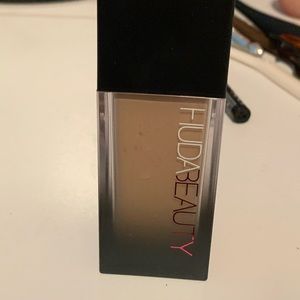 Huda pro filter foundation in Shortbread